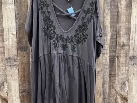 Top Short Sleeve By Torrid In Grey, Size: 4x Online now