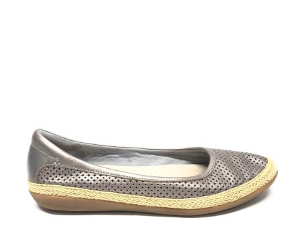 Shoes Flats By Clarks In Taupe, Size: 10 Cheap