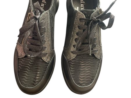 Shoes Sneakers By Clothes Mentor In Black Online